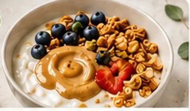 Jogurt naturalny z masłem orzechowym, granolą i borówkami