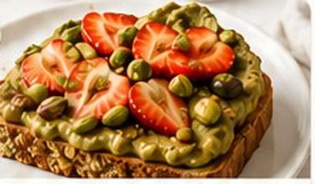 Tost posmarowany kremem pistacjowym z truskawkami i borówkami